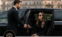 Chauffeur privé ouvrant la porte